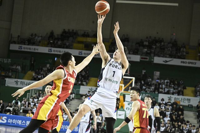 이현중(오른쪽)이 1일 원주종합체육관에서 열린 중국과의 경기 페이드 어웨이 슛을 시도하고 있다. 사진제공｜대한농구협회
