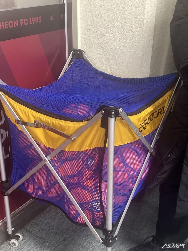 4일 부천종합운동장에서 열릴 예정이었던 ‘하나은행 K리그 승강 PO 2025’ 1차전 부천FC-수원FC전은 경기 시작 직전부터 쏟아진 폭설로 결국 취소됐다. 경기 전 공인구도 눈에 잘 띄는 주황색으로 바뀌었지만, 계속된 폭설로 경기가 취소됐다. 부천｜백현기 기자 hkbaek@donga.com