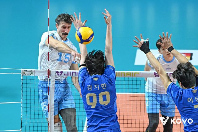 대한항공 카일 러셀(뒤)이 4일 장충체육관에서 벌어진 우리카드와 V리그 남자부 정규리그 2라운드 원정경기 도중 상대 블로커를 뚫고 스파이크를 날리고 있다. 사진제공│KOVO