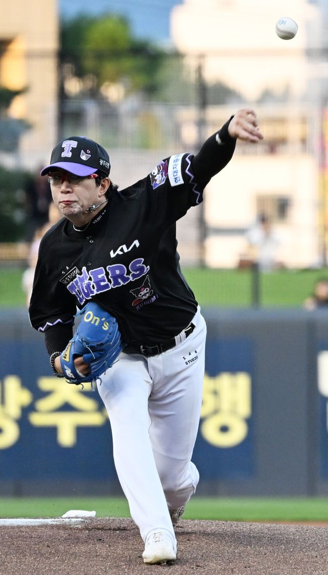 KIA는 4일 양현종(왼쪽)과 2+1년 최대 45억 원에 FA 계약을 맺었다. 3번째 FA 계약도 KIA와 체결한 양현종은 “영구결번은 유니폼을 벗는 순간까지 내 원대한 목표”라며 남다른 의지를 밝히기도 했다. 뉴시스