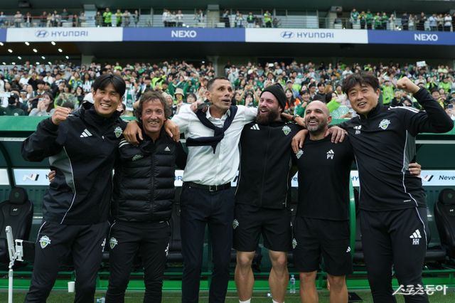 전북의 K리그 최초 ‘라데시마’를 이끈 거스 포옛 감독(왼쪽에서 3번째)과 다국적 코칭스태프가 6일 서울월드컵경기장서 열릴 광주와 코리아컵 파이널을 끝으로 한국을 떠난다. 사진제공｜전북 현대