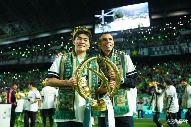 전북의 거스 포옛 감독(오른쪽)과 주장 박진섭이 지난달 전주성에서 진행된 K리그1 트로피 세리머니 도중 포즈를 취하고 있다. 사진제공｜전북 현대