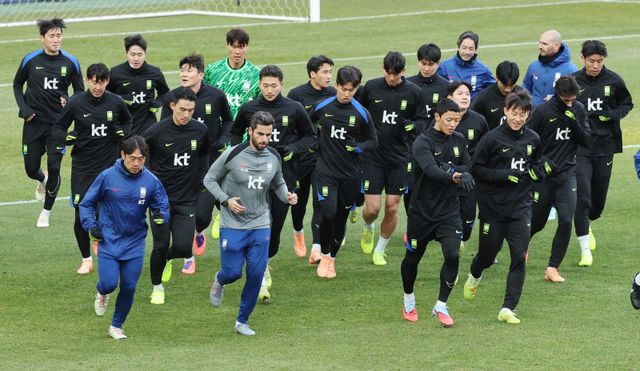 ‘디 애슬레틱’은 5일(한국시간) 북중미월드컵 48개국의 전력 순위를 매겨 한국을 17위로 평가했다. ‘디 애슬레틱’은&nbsp;“빅네임 선수들이 모두 제 기량을 발휘한다면 아시아에서 가장 멀리 갈 팀은 한국”이라고 밝혔다. 상암｜뉴시스