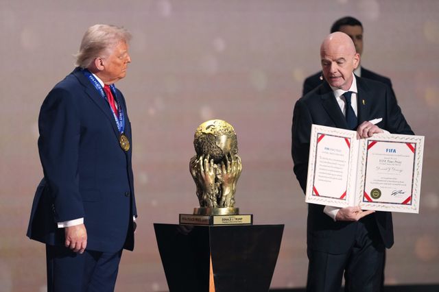 트럼프 미국대통령이 6일(한국시간) 워싱턴DC 케네디센터에서 열린 북중미월드컵 조 추첨식에서 인판티노 FIFA 회장으로부터 FIFA 평화상을 받고 있다. 워싱턴(미국)│AP뉴시스