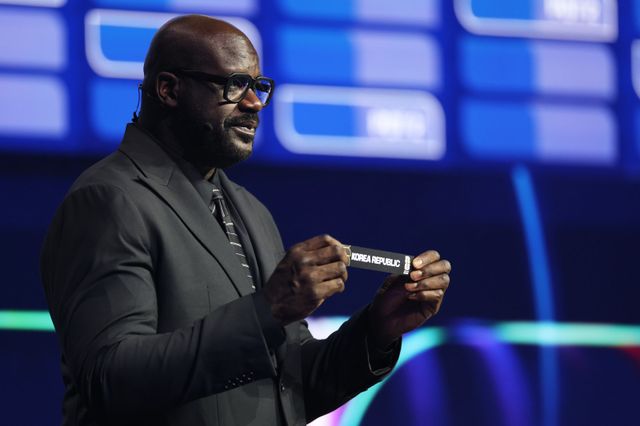 전 NBA스타 샤킬 오닐이 6일 미국 워싱턴 케네디센터에서 진행된 2026북중미월드컵 조추첨식에서 포트2 ‘한국’을 들어보이고 있다. 워싱턴｜AP뉴시스