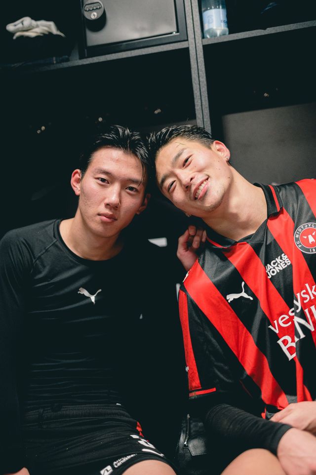 미트윌란은 5일(한국시각) 미트윌란 MCH아레나에서 열린 2025-2026시즌 덴마크컵 8강 1차전에서 노르셸란을 5-1로 완파했다. 조규성(오른쪽(과 이한범은 각각 최전방과 중앙 수비로 선발 출전해 풀타임 활약했고, 각각 득점과 도움을 기록하며 돋보이는 퍼포먼스를 선보였다. 사진출처｜미트윌란 페이스북