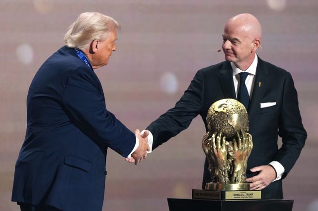 지아니 인판티노 FIFA 회장(오른쪽)이 6일 워싱턴DC 케네디센터에서 열린 2026북중미월드컵 조추첨식에 앞서 도널드 트럼프 미국 대통령에게 초대 ‘FIFA 평화상’을 수여한 뒤 악수하고 있다. 워싱턴｜AP뉴시스