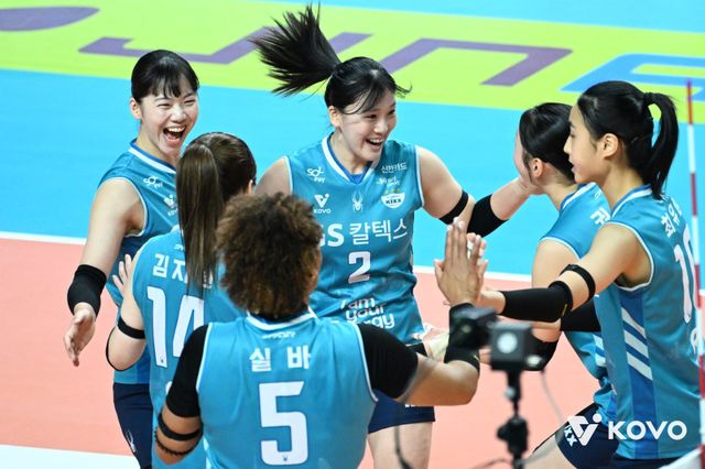 GS칼텍스 선수들이 5일 장충체육관에서 열린 페퍼저축은행과 홈경기 도중 득점한 뒤 기뻐하고 있다. 사진제공｜KOVO