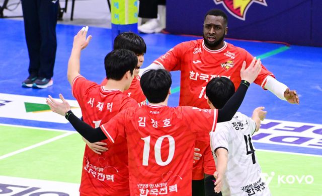 한국전력 선수들이 5일 수원체육관에서 열린 OK저축은행과 홈경기 도중 득점한 뒤 한데 모여 기뻐하고 있다. 사진제공｜KOVO