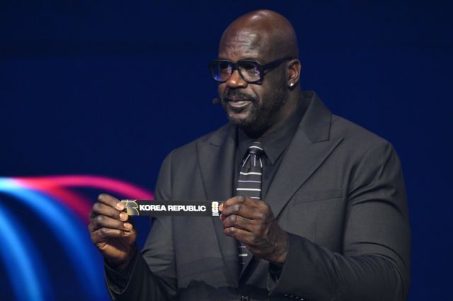 전 NBA 스타 샤킬 오닐이 6일(한국시간) 미국 워싱턴 케네디센터에서 진행된 2026북중미월드컵 조추첨식에서 ‘한국’을 들어보이고 있다. 워싱턴｜AP뉴시스