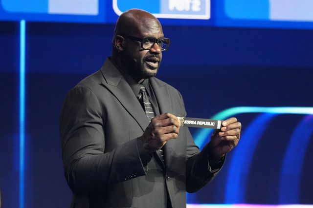 NBA 레전드 샤킬 오닐이 6일(한국시간) 워싱턴DC에서 열린 북중미월드컵 조 추첨식에서 A조 팀을 뽑던 중 한국을 뽑았다. 한국은 멕시코, 남아공, 유럽 지역예선 PO 통과 팀과 한 조를 이뤘다. 워싱턴(미국)│AP뉴시스
