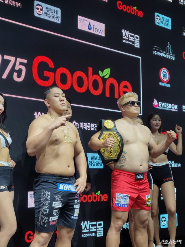 6일 강남구 신사동에 위치한 ‘도무스(DOMVS)’에서 굽네 로드FC 075 대회 공식 계체 행사가 열렸다. 대회 메인이벤트를 맡은 배동현(오른쪽)과 세키노 타이세이가 계체를 통과한 뒤 사진촬영을 하고 있다. 장은상 기자 award@donga.com