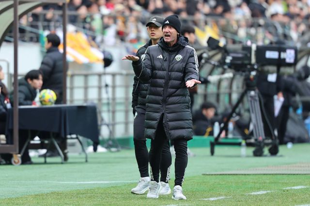 타노스 전북 현대 수석코치가 6일 서울월드컵경기장서 열린 광주와 코리아컵 파이널 도중 대기심을 바라보며 거센 항의를 하고 있다. 상암｜뉴시스