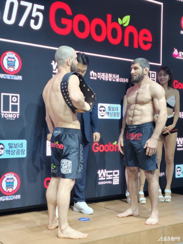 6일 강남구 신사동에 위치한 ‘도무스(DOMVS)’에서 굽네 로드FC 075 대회 공식 계체 행사가 진행됐다. 라이트급 타이틀 매치를 치를 예정이었던 카밀 마고메도프(왼쪽)와 리즈반 리즈바노프는 모두 계체에 실패했다. 장은상 기자 award@donga.com