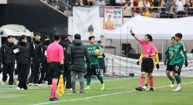박병진 주심이 6일 전북과 광주의 코리아컵 파이널 전반 막판, 이정효 광주 감독을 퇴장시키고 있다. 상암｜뉴시스