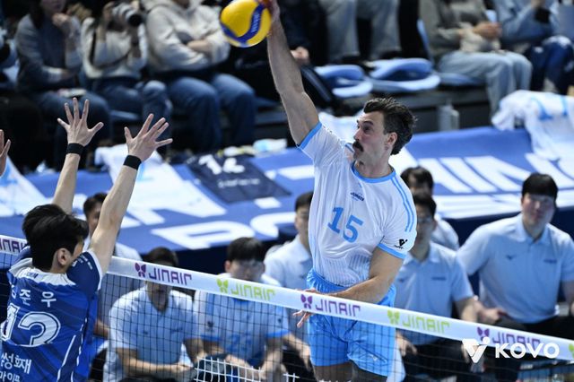 대한항공 러셀(뒤)이 7일 인천 계양체육관에서 벌어진 삼성화재와 V리그&nbsp;3라운드 홈경기 도중 상대 블로커를 뚫고 공격하고 있다. 사진제공│KOVO