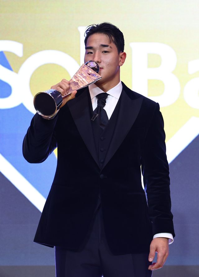 KT 안현민이 신인왕과 골든글러브 동시 석권에 도전한다. 안현민이 지난달 24일 KBO 시상식에서 신인상을 수상한 뒤 트로피에 입맞춤하고 있다. 뉴시스