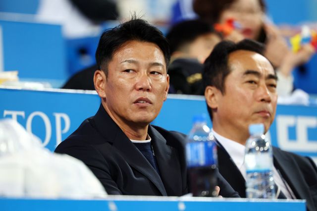 이바타 히로카즈 일본야구대표팀 감독(왼쪽)이 내년 3월 WBC에서 오타니 쇼헤이의 기용법과 관련해 “당연히 투·타 겸업으로 가고 싶다”는 의지를 드러냈다. 뉴시스