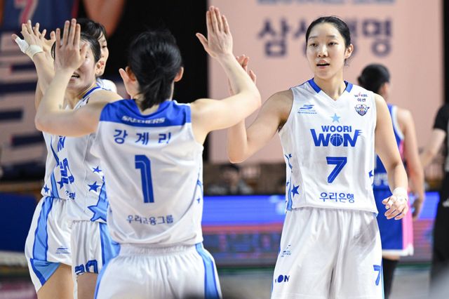 우리은행 이민지(7번)는 7일 용인서 열린 삼성생명전에서 한 시즌 개인 최다 득점인 14점을 기록하며 연패 탈출에 앞장섰다. 사진제공｜WKBL