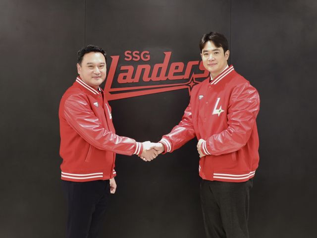 자유계약 신분이 김재환(오른쪽)이 5일 SSG와 다년계약을 체결했다. SSG는 김재환을 영입하기 위해 2년 총액 22억 원을 쏟아부었다. 계약을 마친 뒤 김재섭 SSG 랜더스 대표이사와 사진촬영을 하고 있는 김재환. 사진제공｜SSG 랜더스