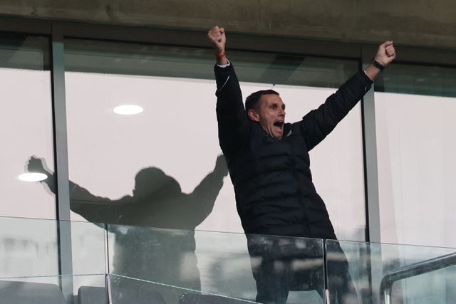 직전 경기 퇴장 여파로 6일 서울월드컵경기장에서 열린 광주와 코리아컵 결승전을 스카이박스에서 원격 지휘한 거스 포옛 감독이 연장 접전 끝에 우승이 확정되자 “바모스”를 외치며 기뻐하고 있다. 상암｜뉴시스