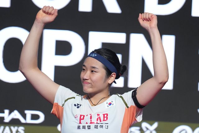 안세영은 15일 중국 항저우에서 열릴 BWF 올해의 선수상 수상 발표를 기다리고 있다. 그는&nbsp;올해 여자선수 사상 첫 3연패에 도전한다. 사진은 올해 10월 덴마크오픈에서 금메달을 따낸 직후 모습. 오덴세(덴마크)│AP뉴시스