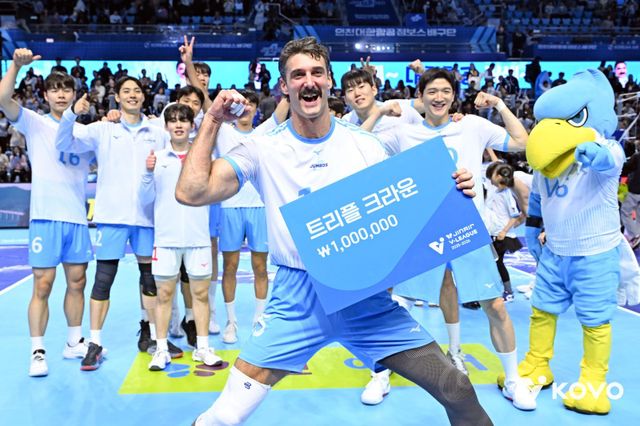 대한항공 러셀이 7일 인천 계양체육관에서 벌어진 삼성화재와 V리그&nbsp;3라운드 홈경기를 마친 뒤 트리플크라운 작성을 자축하고 있다. 사진제공│KOVO