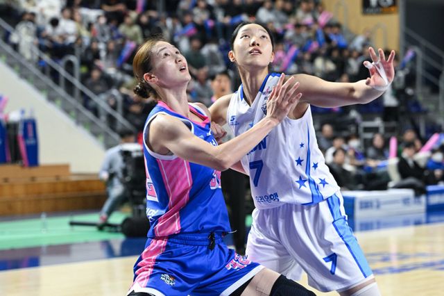 우리은행 이민지(오른쪽)는 7일 용인서 열린 삼성생명전에서 한 시즌 개인 최다 득점인 14점을 기록하며 연패 탈출에 앞장섰다. 사진제공｜WKBL