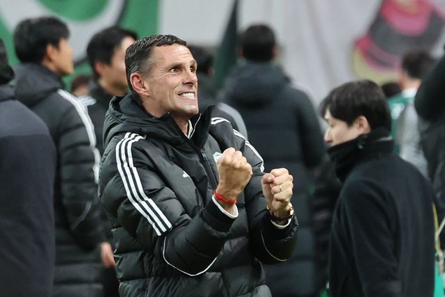 거스 포옛 전북 감독이 6일 서울월드컵경기장에서 열린 코리아컵 결승전에서 연장 접전 끝에 광주를 꺾고 우승한 뒤 시상식에 앞서 주먹을 불끈 쥐며 환호하고 있다. 상암｜뉴시스