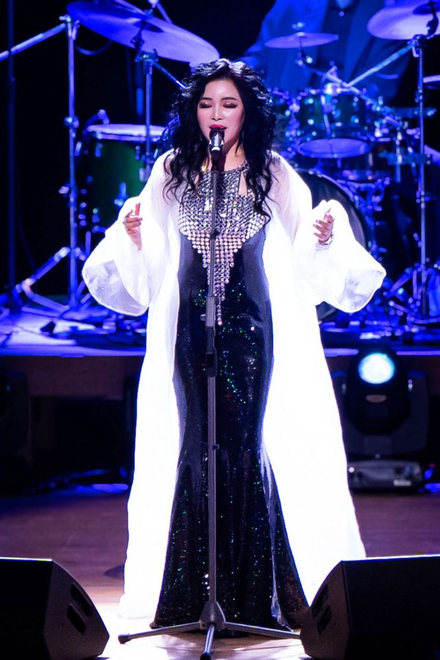 5일 국립극장 해오름극장에서 열린 재즈 보컬리스트 웅산의 연말 콘서트. 그동안 재즈와 다양한 장르의 음악을 버무려 왔던 웅산은 이날 다국적, 다장르가 발효된 ‘웅산의 재즈’를 스페셜 게스트들과 함께 선보였다. 사진제공 ｜ 제이피컴퍼니