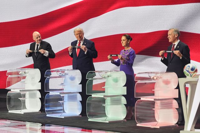 지아니 인판티노 FIFA 회장, 도널드 트럼프 미국 대통령, 클라우디아 셰인바움 멕시코 대통령, 마크 카니 캐나다 총리(왼쪽부터)가 6일(한국시간) 워싱턴DC 케네디센터에서 열린 북중미월드컵 조 추첨식에서 추첨을 하고 있다. 워싱턴│AP뉴시스