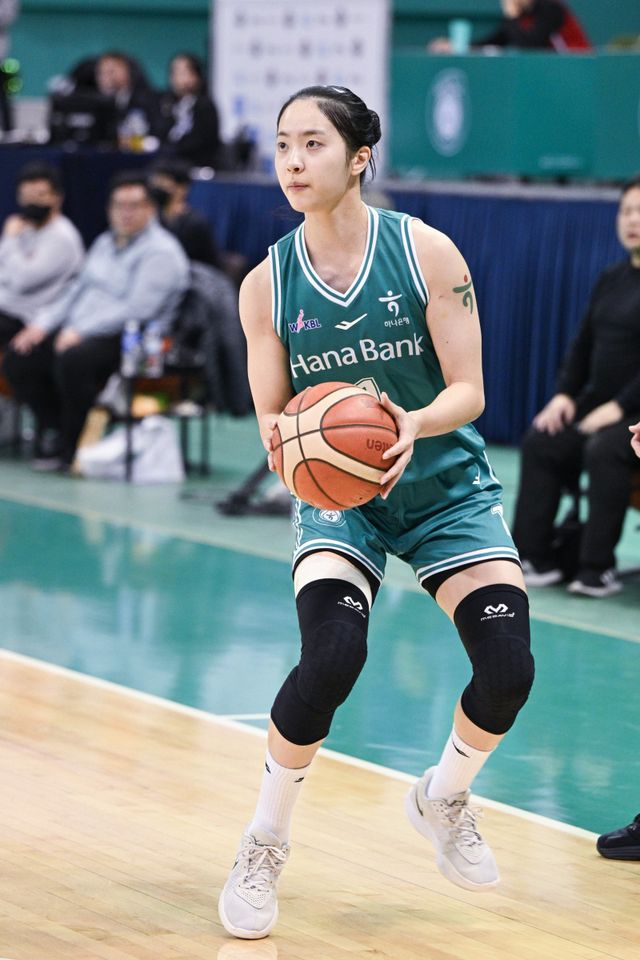 하나은행 박소희는 8일 부천서 열린 신한은행과 홈경기서 3점슛을 던지고 있다. 그는 개인 한 경기 최다 3점슛 성공 타이기록을 세우며 5연승에 힘을 보탰다. 사진제공｜WKBL
