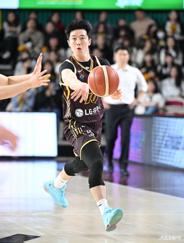 LG 양홍석, 윤원상은 국군체육부대(상무)에서 전역한 뒤 팀에 합류하자마자 큰 힘을 보태고 있다. EASL을 병행하며 강행군을 소화하고 있는 LG로선 이들의 복귀가 마치 새로운 영입과 같을 정도로 반갑다. LG 윤원상.&nbsp;사진제공｜KBL