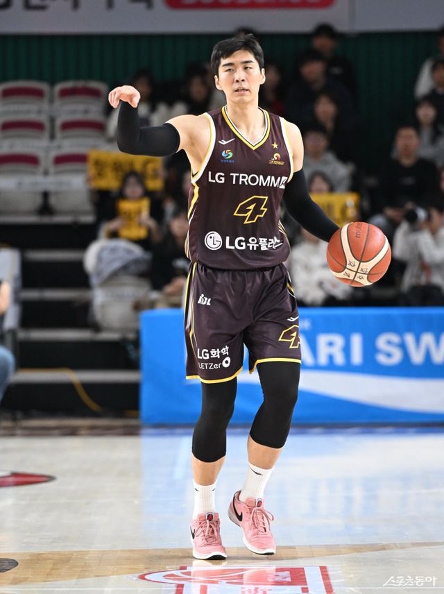 LG 양홍석, 윤원상은 국군체육부대(상무)에서 전역한 뒤 팀에 합류하자마자 큰 힘을 보태고 있다. EASL을 병행하며 강행군을 소화하고 있는 LG로선 이들의 복귀가 마치 새로운 영입과 같을 정도로 반갑다. LG 양홍석. 사진제공｜KBL