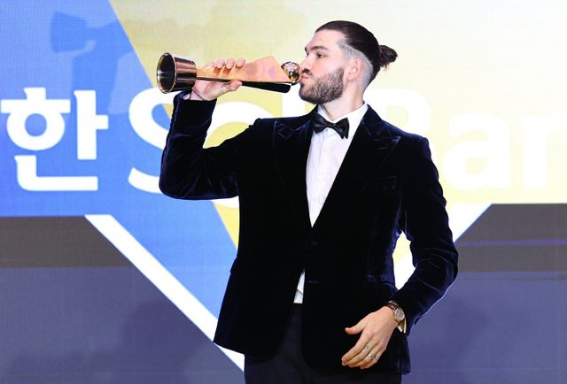 투수 4관왕과 MVP를 차지한 한화 폰세의 투수 부문 골든글러브 수상도 사실상 확정적이다. KBO 시상식에서 MVP를 차지한 뒤 세리머니를 하는 폰세. 뉴시스