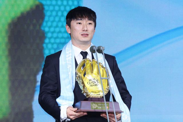 LG 신민재는 9일 잠실 롯데호텔 월드에서 열리는 ‘2025 신한 SOL 뱅크 KBO 골든글러브 시상식’에서 생애 첫 골든글러브 수상을 노린다. 뉴시스