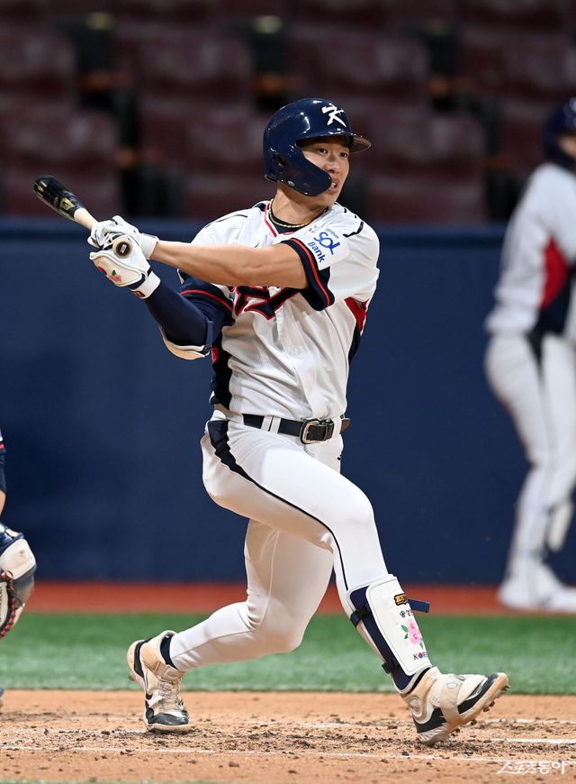 대표팀 3루는 치열한 경쟁이 펼쳐지고 있다. 송성문(사진)이 MLB 도전으로 이탈하더라도 김도영이 부상서 회복해 돌아올 예정이다. 스포츠동아DB