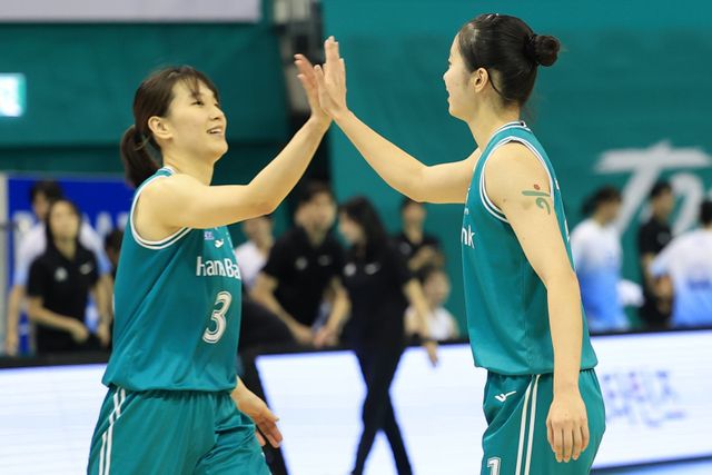 하나은행 정현(왼쪽)은 프로 2년차인 이번 시즌 리바운드 등 궃은 일로 팀에 활력을 불어넣고 있다. 사진제공｜WKBL