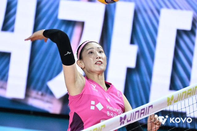 흥국생명 센터 김수지가 6일 현대건설과 홈경기 도중 스파이크를 하고 있다. 사진제공｜KOVO