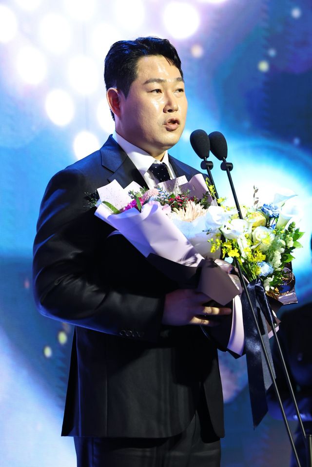 두산 양의지가 24일 잠실 롯데호텔 월드에서 열린 ‘2025 신한 SOL 뱅크 KBO 시상식’에서 KBO 타자부문 타율상을 수상한 뒤 소감을 밝히고 있다. 뉴시스