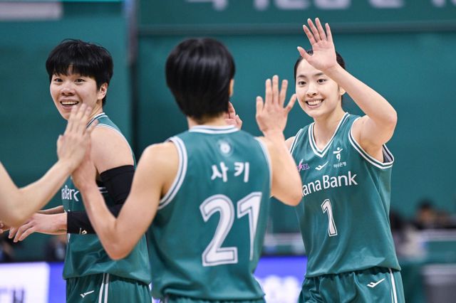 하나은행 박소희(오른쪽 첫 번째)는 8일 부천서 열린 신한은행과 홈경기서 3점슛 4개로 20점을 올렸다. 그는 개인 한 경기 최다 3점슛 성공 타이기록을 세우며 5연승에 힘을 보탰다. 사진제공｜WKBL