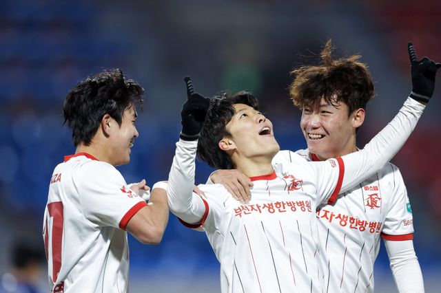 부천 김규민(가운데)이 8일 수원FC와 승강 PO 2차전 원정경기서 팀의 두 번째 골을 넣은 뒤 기뻐하고 있다. 사진제공｜한국프로축구연맹