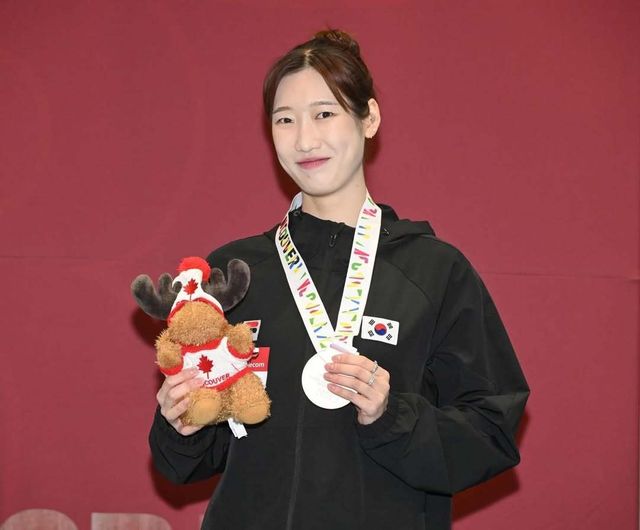 임태희가 7일(한국시간) 캐나다 밴쿠버에서 열린 에페 월드컵 여자 개인전에서 동메달을 획득한 뒤 시상대에서 기념촬영을 하고 있다. 사진출처｜국제펜싱연맹 홈페이지