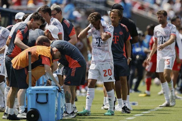 FIFA는 북중미월드컵에서 선수 보호를 위해 쿨링브레이크를 의무 실시하기로 결정했다. 사진은 올해 6월 미국에서 열린 2025 FIFA 클럽월드컵 당시 바이에른 뮌헨-벤피카 경기에서 쿨링브레이크동안 더위를 식히고 있는 선수들의 모습. 샬럿(미 노스캐롤라이나 주)│AP뉴시스