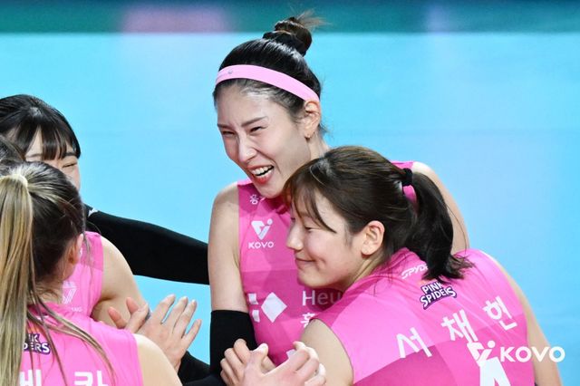 흥국생명 센터 김수지(가운데)가 3일 도로공사와 홈경기 도중 득점한 뒤 동료들과 기뻐하고 있다. 사진제공｜KOVO