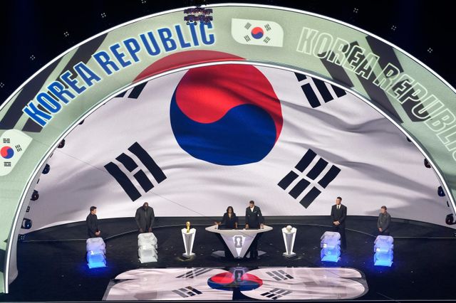 톰 브래디, 샤킬 오닐, 사만다 존슨, 리오 퍼디난드, 애런 저지, 웨인 그레츠키(왼쪽부터)가 6일(한국시간) 워싱턴DC 케네디센터에서 열린 북중미월드컵 조 추첨식에서 한국을 뽑고 있다. 워싱턴│AP뉴시스