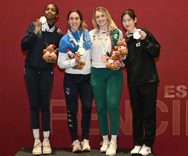 임태희(오른쪽 끝)가&nbsp;7일(한국시간) 캐나다 밴쿠버에서 열린 에페 월드컵 여자 개인전에서 동메달을 획득한 뒤 메달리스트인 마리플로랑스 칸다사미, 지울리아 리치, 무하리 에처(왼쪽부터)와 함께 기념 촬영을 하고 있다. 사진출처｜국제펜싱연맹 홈페이지
