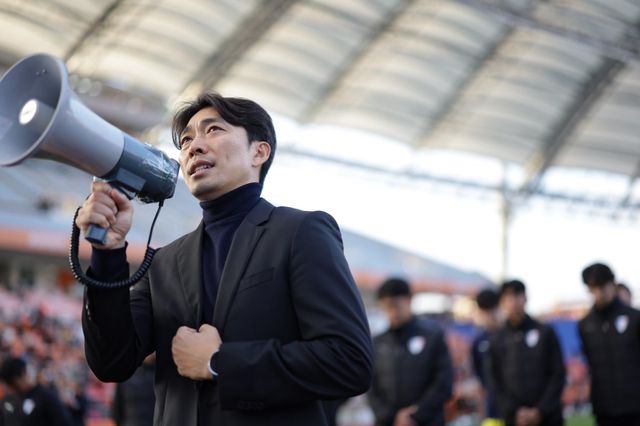 수원 변성환 감독이 7일 제주와 승강 PO 2차전 원정경기서 0-2로 패해 승격이 좌절된 뒤 팬들에게 사과하고 있다. 사진제공｜한국프로축구연맹