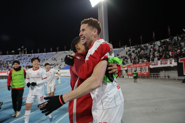 부천 갈레고가 8일 수원FC와 승강 PO 2차전 원정경기서 팀의 세 번째 골을 넣은 뒤 기뻐하고 있다. 사진제공｜한국프로축구연맹