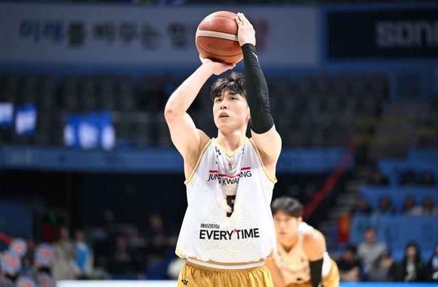 정관장 변준형(사진)은 9일 고양서 열린 소노와 원정경기서 18점을 몰아치며 주포 오브라이언트가 빠진 팀을 구해냈다. 사진제공｜KBL